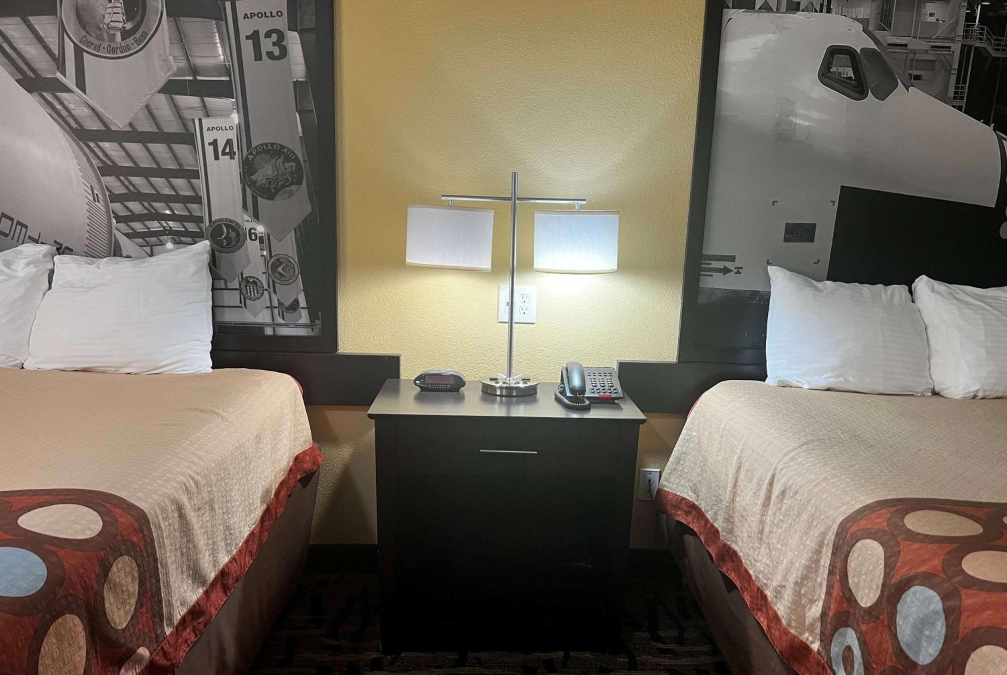 Hotel Super 8 By Wyndham Pasadena Extérieur photo